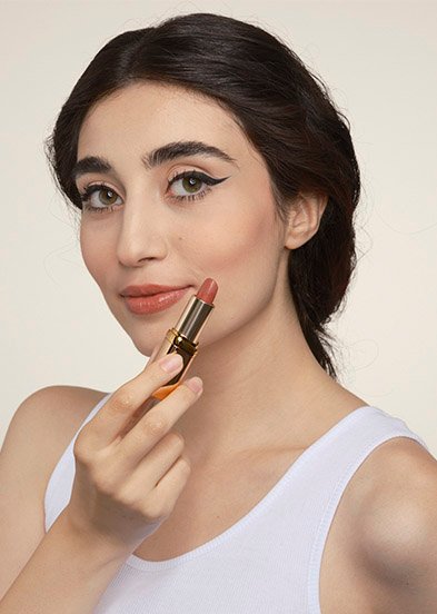 девушка с помадой