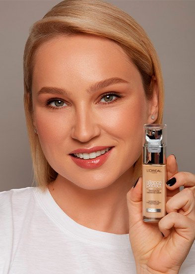 девушка держит тоналку от лореаль