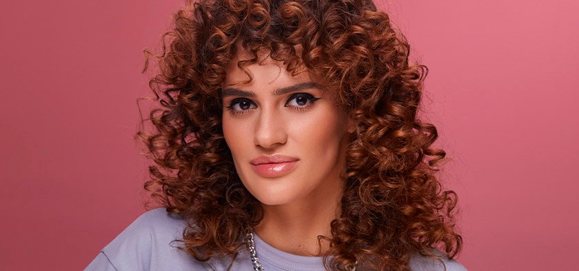 кудрявая девушка с красивым макияжем