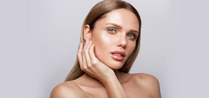 Девушка с легким макияжем на вечер